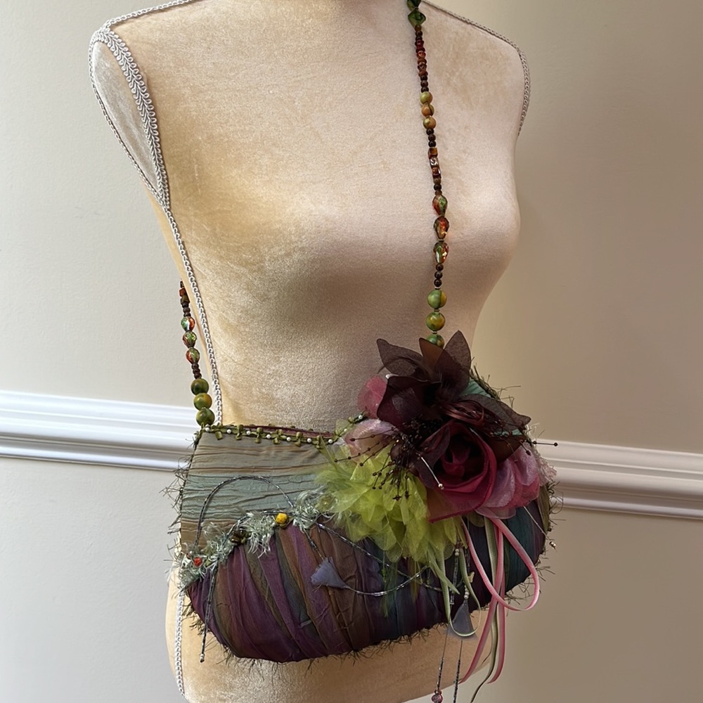 Exquisite Handcrafted Mary Frances Crossbody Bag - EUC - Picture 4 of 15